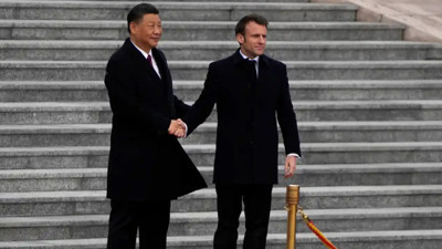 Çin Devlet Başkanı Şi Cinping'i ziyaret eden Fransa Cumhurbaşkanı Emmanuel Macron'dan olay poz! Kendini Afrika'da sandı