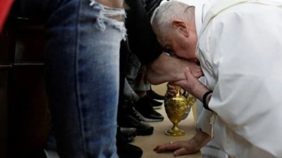 Papa Francis Paskalya öncesi o ritüeli gerçekleştirdi: Mahkumların ayaklarını yıkayıp öptü! Peki Papa neden ayak yıkıyor?