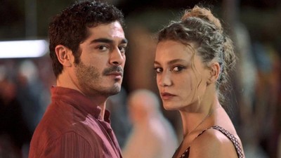 Serenay Sarıkaya ve Burak Deniz'in başrollerinde yer aldığı Netflix'te yayınlanan Şahmaran dizisi hakkında suç duyurusu