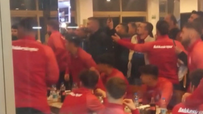 Balıkesir kafilesi, deplasman dönüşü taraftarların saldırısına uğradı: O anlar bir bir kaydedildi