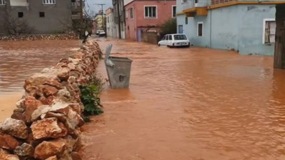 Şanlıurfa'da başlayan yağışlar etkisini artırdı! Vatandaşlar korku dolu anlar yaşadı