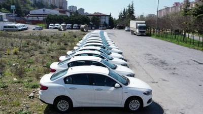 Fırsatçı galericiler vatandaşa pahalıya satabilmek için araçları boş arazide stokladılar
