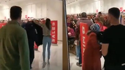 Mağazada izdiham! Müşterilerin üzerine atılan ürünleri almak için birbirini ezdi