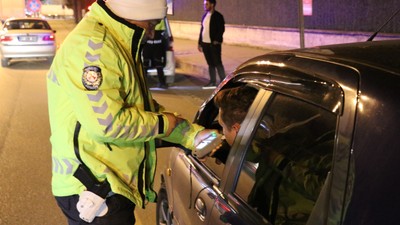 Bolu’da uygulama noktasında durdurulan sürücü: Emniyetin uyarılarını dikkate almıyorum, hız yapıyorum
