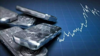 Son günlerde altın fiyatları rekor kırarken gümüşten de sürpriz bir atak geldi! Bir ayda yüzde 30 zamlandı