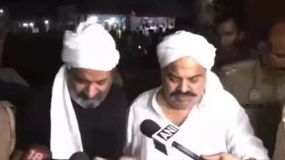 Canlı yayından kan donduran anlar! Eski siyasetçi Atiq Ahmed ve kardeşi Eşref Ahmed başından vuruldu