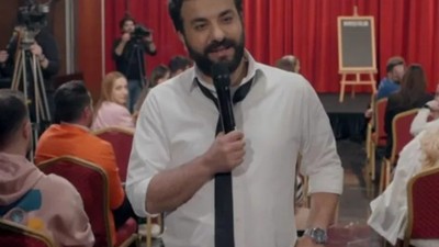 Hasan Can Kaya, programına gelen derin dekolteli konuğa kayıtsız kalamadı