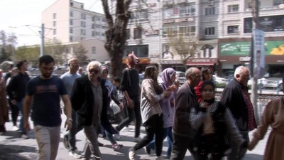 Kayseri'de bir kişi 'at kafası'yla dolaştı