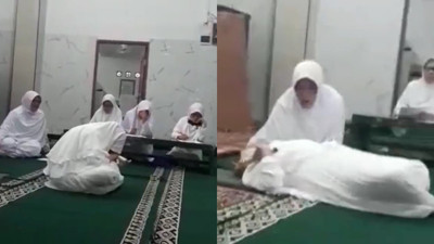 Endonezyalı bir kadın Kur'an-ı Kerim okurken can verdi! O anlar kamerada