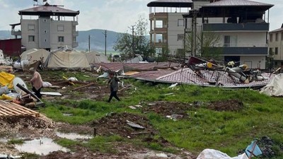 Kahramanmaraş'ta fırtına depremzedelerin çadırlarını uçurdu! Yaralılar var