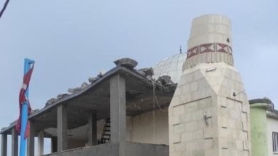Diyarbakır'ın Silvan ilçesinde fırtına minareleri yıktı, çatılar uçtu