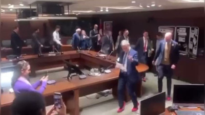 Kadına şiddete karşı ilginç protesto: Milletvekilleri pembe topuklu ayakkabılar giyerek...