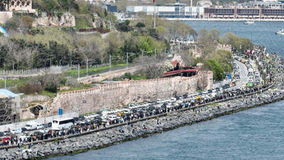TCG Anadolu Gemisini ziyaret etmek isteyen vatandaşlar Sarayburnu'nda kilometrelerce kuyruk oluşturdu