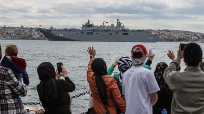 TCG Anadolu gemisi vatandaşların alkışlarıyla limandan ayrıldı