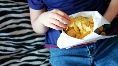 Cips paketini açmaya çalışırken yanlışlıkla binayı yaktı!