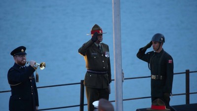 Çanakkale'de duygusal anlar: Anzak Koyu'nda geleneksel "Şafak Ayini" yapıldı
