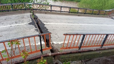 Balıkesir'de şiddetli yağış köprüyü ortadan ikiye böldü