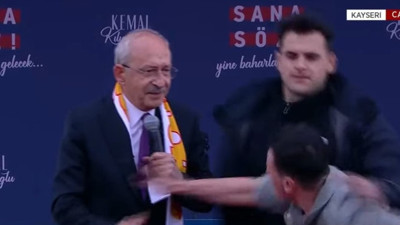 Son dakika... Kemal Kılıçdaroğlu'nun Kayseri mitinginde bir vatandaş sahneye atladı! Kılıçdaroğlu'nun tedirginliği yüzüne yansıdı