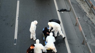 İstanbul'da E5 karayolunda şaşkına çeviren görüntü! Bulaşıcı hastalık riskine karşı... Göz yaşartıcı spreyle kelepçelediler