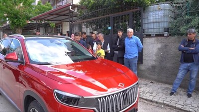 Türkiye'nin ilk yerli ve milli otomobili Togg şanslı sahiplerinin evlerine kadar teslim edildi