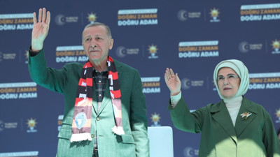 Seçime 9 gün kala Cumhurbaşkanı Recep Tayyip Erdoğan mitinglerine ara vermeden devam ediyor! Emine Erdoğan eşini bir an olsun yalnız bırakmıyor