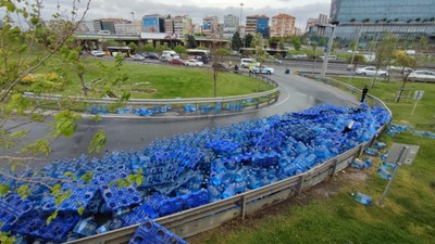 Tır'ın dorse kapağı açıldı onlarca damacana su yola döküldü
