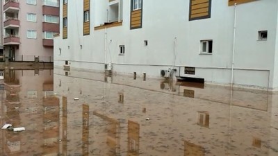 Adana'da sağanak: dereler taştı, yollar göle döndü