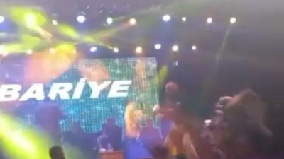 Mersin'de konser veren Kibariye sahneden düştü! Hastanelik oldu