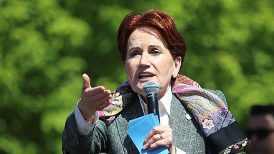 Mitingde eline süpürge alan Akşener'den tepki çeken açıklama: Bunları süpürgenin ucuyla süpüreceğiz sapıyla başka bir şey