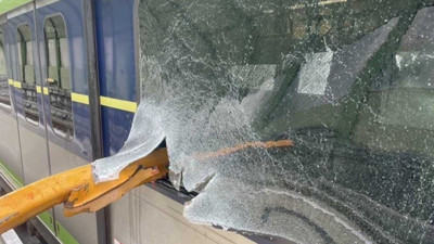 Tayvan'da inşaat vinci metronun üzerine düştü! Ölü ve yaralılar var