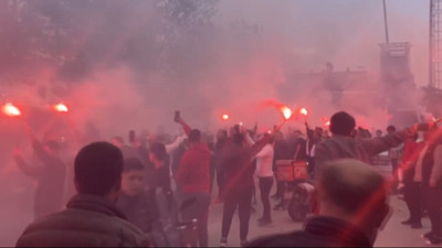 Cumhurbaşkanı Erdoğan Beyoğlu'nda gençler tarafından meşalelerle karşılandı