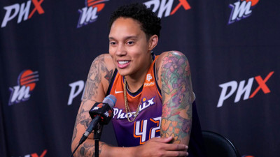 Rusya'da tutuklanmıştı! Brittney Griner 2 yıl sonra maça çıktı