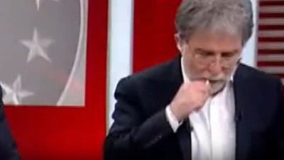 Ahmet Hakan, seçimlerin takip edildiği canlı yayında kameraları unutup elektronik sigara içti