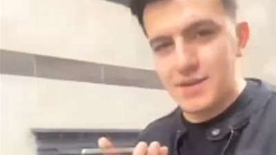 Sosyal medya bu görüntüleri konuşuyor... Bir genç babası AK Parti'ye oy vermesin diye eve kilitledi
