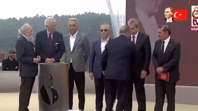 Fatih Terim ile Burak Elmas'ın tokalaşması gündem oldu! Birbirlerine bakmadılar...