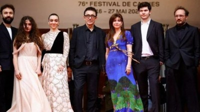 Nuri Bilge Ceylan'ın yeni filmi olan "Kuru Otlar Üstün" 76'ncı Cannes Film Festivali'nde dünya prömiyerini yaptı! Oyuncu Merve Dizdar zor anlar yaşadı