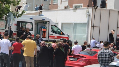Kayseri'de facia! Çocuğunu kurtarmak isteyen anne kucağındaki çocuğu ile 13. kattan düştü: 3 ölü