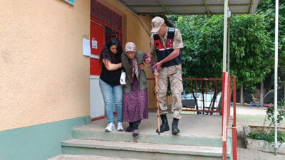 113 yaşındaki Fatma Tıraş kırık koluna rağmen oyunu kullandı! Türkiye'ye örnek oldu
