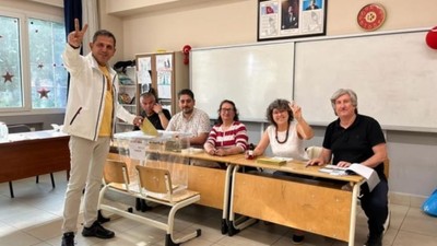 Oy kullandığı sırada zafer işareti yapan Fatih Portakal hakkında suç duyurusu!