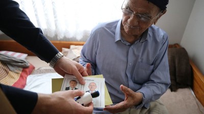 Oy vermeye gidemeyen engelli ve hastalar için seyyar sandık ekipleri görevde!