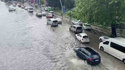 Ankara'da etkili olan sağanak ve dolu hayatı olumsuz etkiledi! Yollar göle döndü, ev ve iş yerlerini su bastı