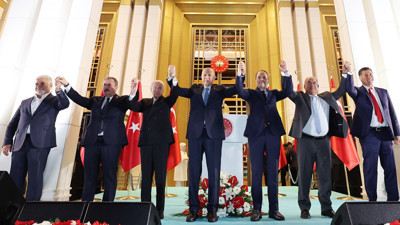 Cumhurbaşkanı Erdoğan'ın zafer konuşmasında dikkat çeken detay! Sinan Oğan da Cumhur sahnesinde