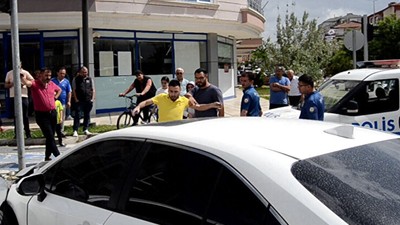 Eşi çocuklarıyla kaza yaptı malının derdine düştü! 'Arabam gitti' diyerek otomobili tekmeledi