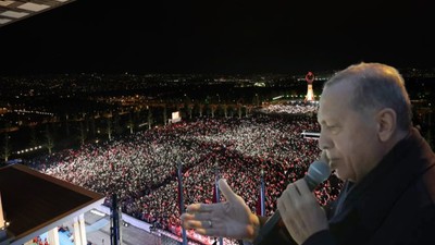 Ezber bozulmadı! Cumhurbaşkanı Recep Tayyip Erdoğan yüzbinlere balkon konuşmasını Külliye'den yaptı