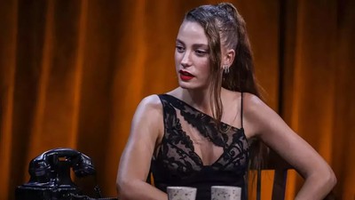 Serenay Sarıkaya, partide kendinden geçti, süper mini eteğiyle kalça dansı yaptı