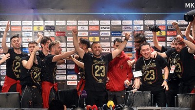 Galatasaray'ın yıldızlarından basın toplantısındaki Okan Buruk'a şampiyonluk sürprizi!
