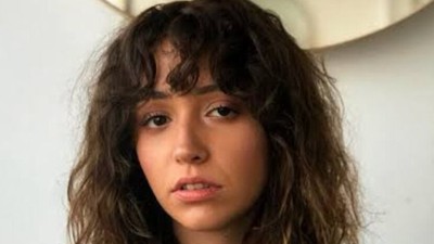 Seçim sonrası tatile giden güzel şarkıcı Zeynep Bastık verdiği sutyensiz pozla magazin gündemine bomba gibi düştü
