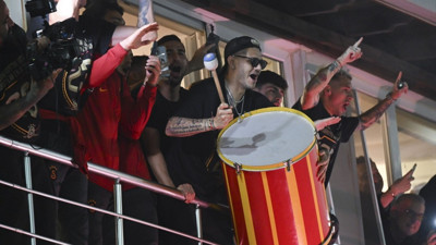 Galatasaray'ın 23. şampiyonluk kutlamalarında Florya'nın da hakimi Icardi oldu! Icardi davul çaldı, meşale yaktı, 3'lü çektirdi, Türkçe şarkı söyledi