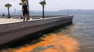 İzmir Körfezi'nde korkutan uyarı! Su kırmızı ve turuncuya bulandı