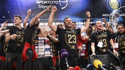 Galatasaray'da Okan Buruk kararı! Şampiyon hocaya 4 yıllık sözleşme teklifi
